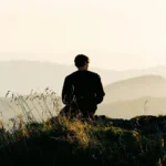 Entspannter Mann von hinten: Zusammenhänge von Cortisol und Longevity