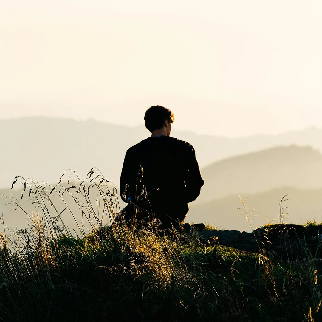 Entspannter Mann von hinten: Zusammenhänge von Cortisol und Longevity