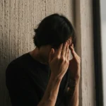 Junger Mann mit nachdenklichem Ausdruck.