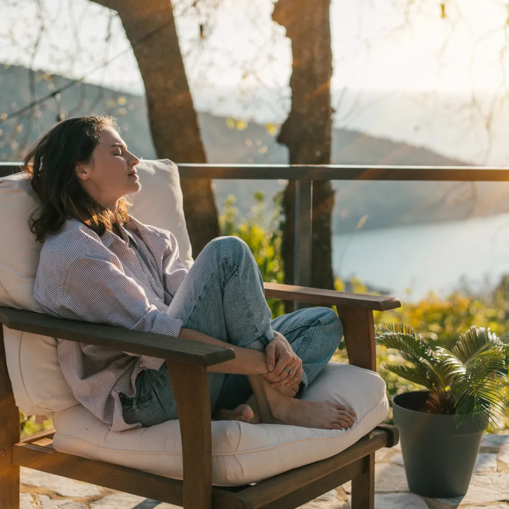 ApoVerum Shaka Stimmungsfoto eine Frau sitzt in einem Stuhl am See